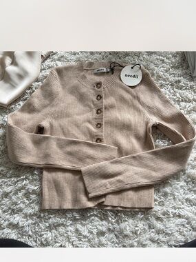 Long sleeve knit top